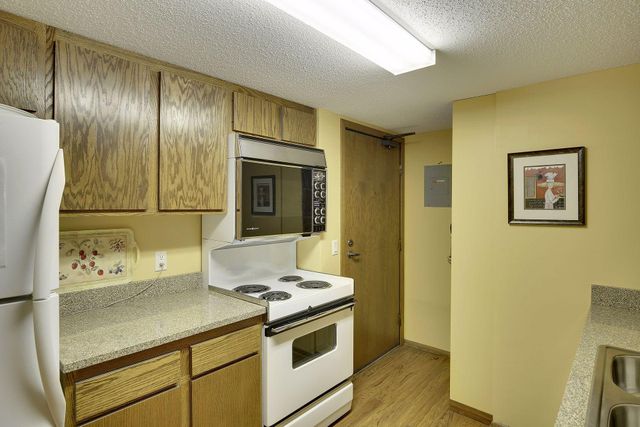 5501 Dewey Hill Road 140, Edina, MN 55439