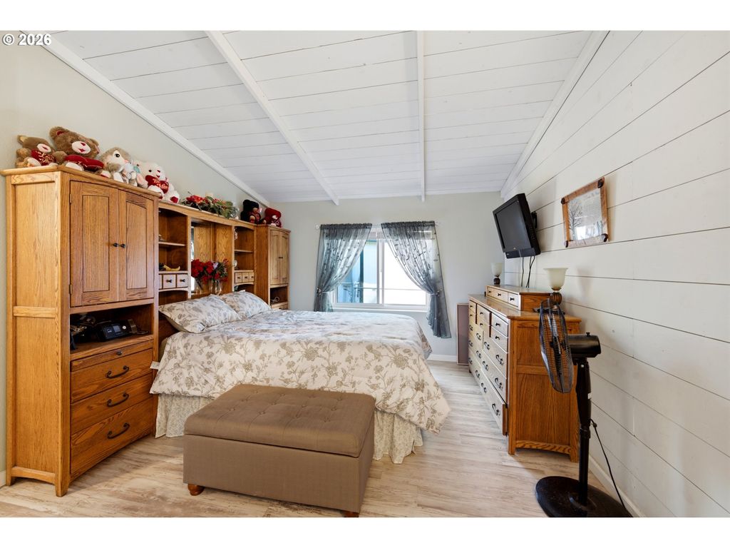 Image 11 of property listing at 655 Ne BURNETT Rd 72, Mc Minnville, OR 97128