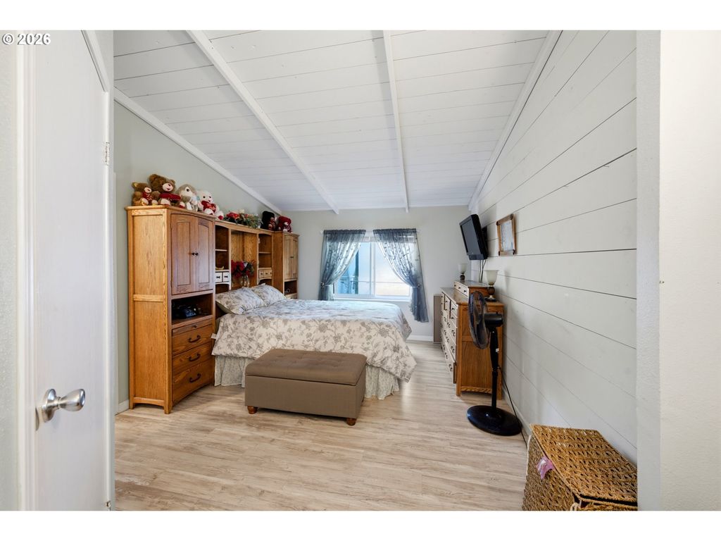 Image 12 of property listing at 655 Ne BURNETT Rd 72, Mc Minnville, OR 97128