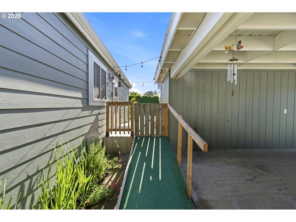 Image 27 of property listing at 655 Ne BURNETT Rd 72, Mc Minnville, OR 97128