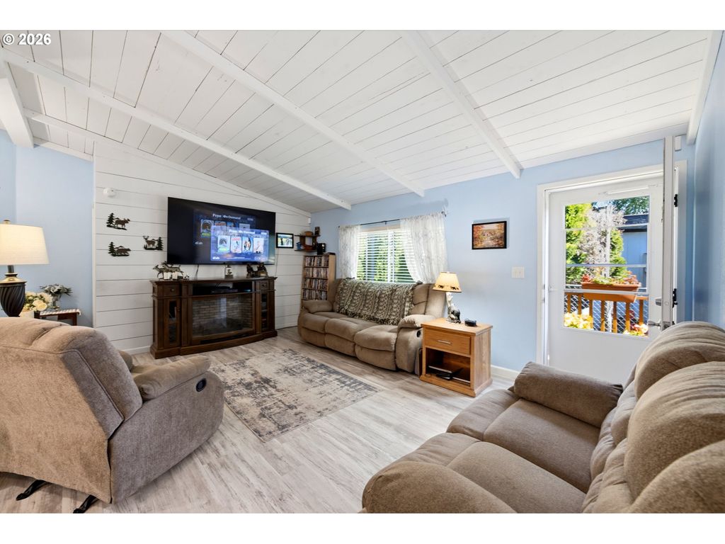 Image 8 of property listing at 655 Ne BURNETT Rd 72, Mc Minnville, OR 97128