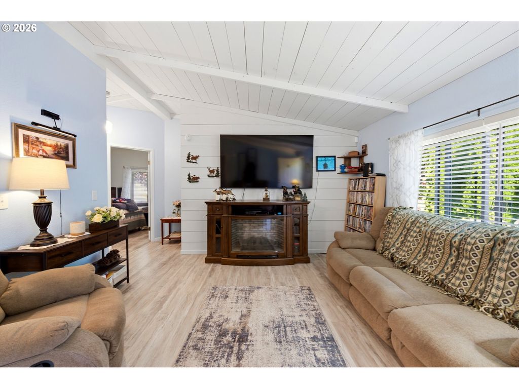 Image 9 of property listing at 655 Ne BURNETT Rd 72, Mc Minnville, OR 97128