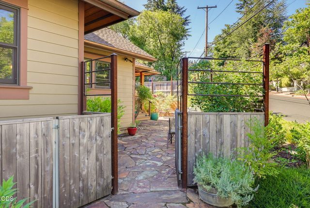 400 Allison Street, Ashland, OR 97520