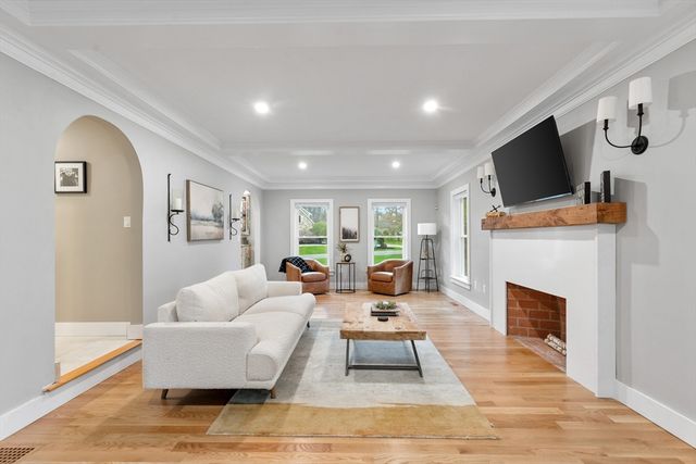 4 Fairway Dr, Andover, MA 01810