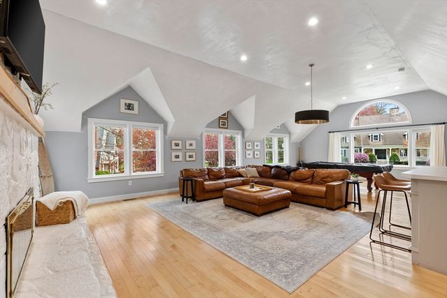 4 Fairway Dr, Andover, MA 01810
