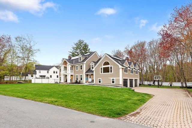 4 Fairway Dr, Andover, MA 01810