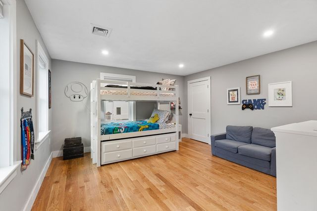 4 Fairway Dr, Andover, MA 01810