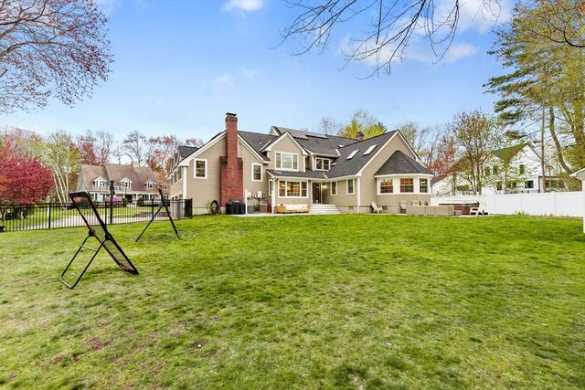 4 Fairway Dr, Andover, MA 01810