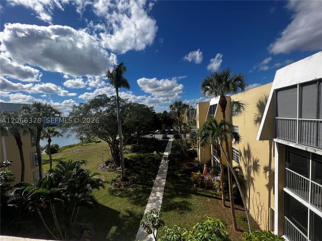 952 NE 199th St 4K, Miami, FL 33179