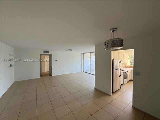952 NE 199th St 4K, Miami, FL 33179