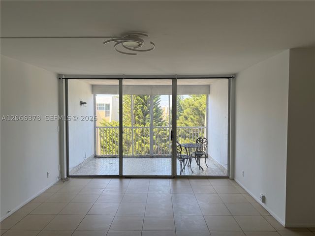 952 NE 199th St 4K, Miami, FL 33179
