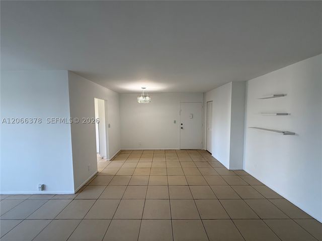 952 NE 199th St 4K, Miami, FL 33179
