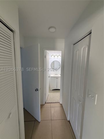 952 NE 199th St 4K, Miami, FL 33179