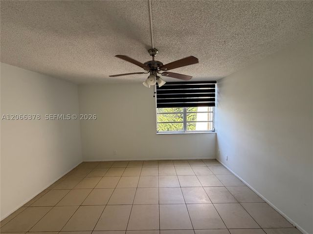 952 NE 199th St 4K, Miami, FL 33179