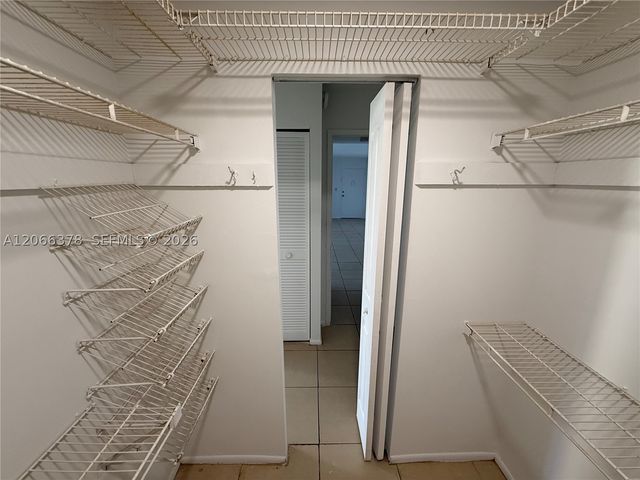 952 NE 199th St 4K, Miami, FL 33179