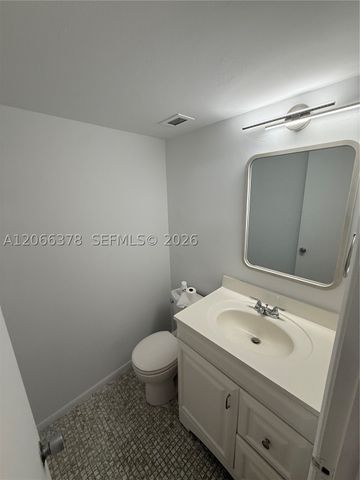 952 NE 199th St 4K, Miami, FL 33179