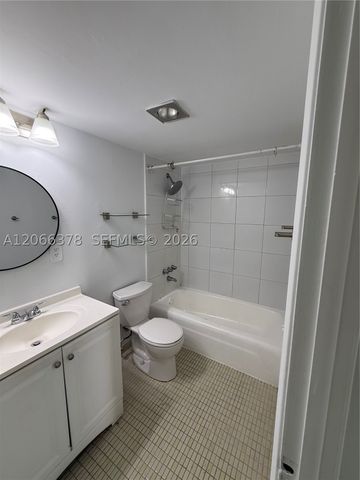 952 NE 199th St 4K, Miami, FL 33179