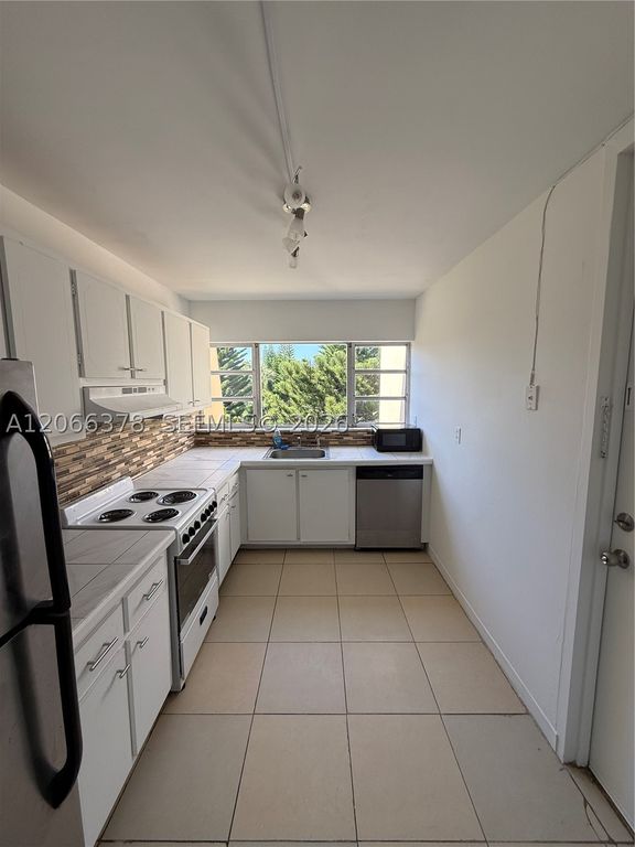 952 NE 199th St 4K, Miami, FL 33179
