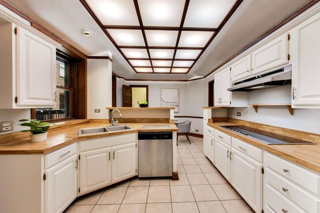 674 W IRVING PARK Road F6, Chicago, IL 60613