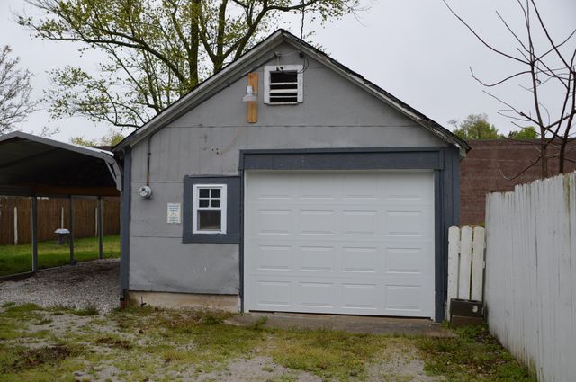 1243 E Thoman Street, Springfield, MO 65803