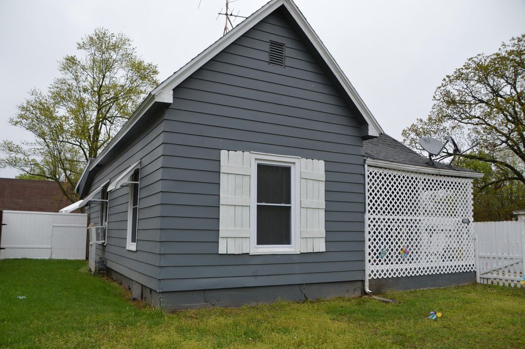 1243 E Thoman Street, Springfield, MO 65803