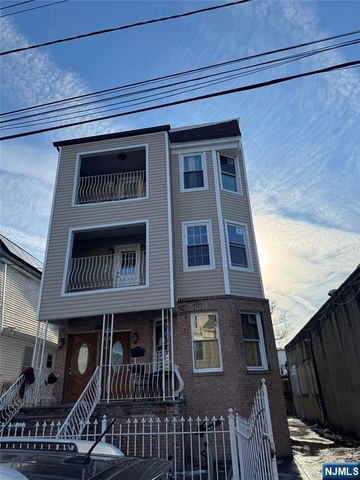 590 Hawthorne Avenue 2nd Floor, Newark, NJ 07112