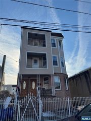 590 Hawthorne Avenue 2nd Floor, Newark, NJ 07112