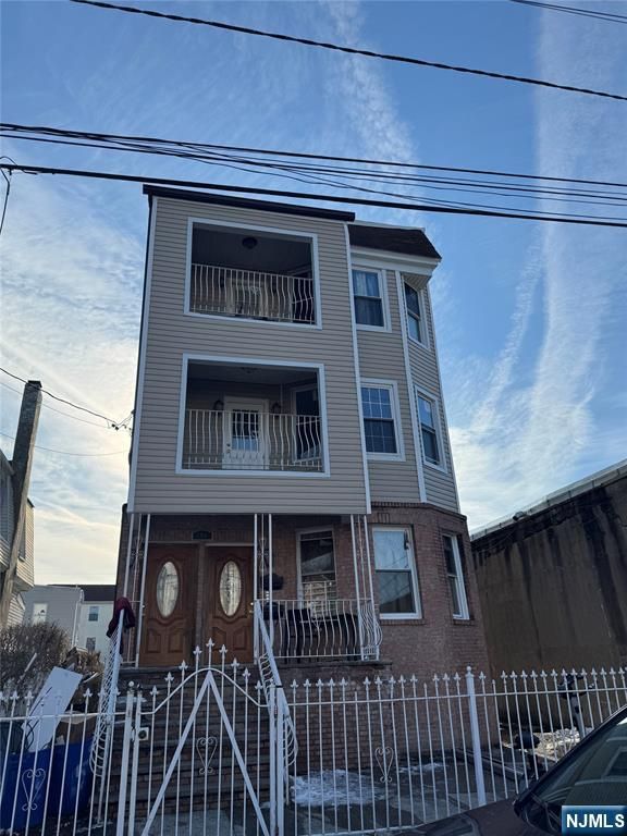 590 Hawthorne Avenue 2nd Floor, Newark, NJ 07112