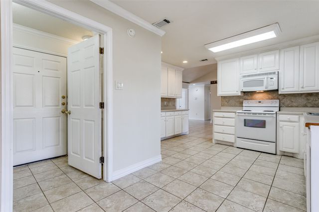 719 Koen Lane, Euless, TX 76040