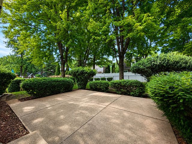 209 Briarheath Lane, Naperville, IL 60565