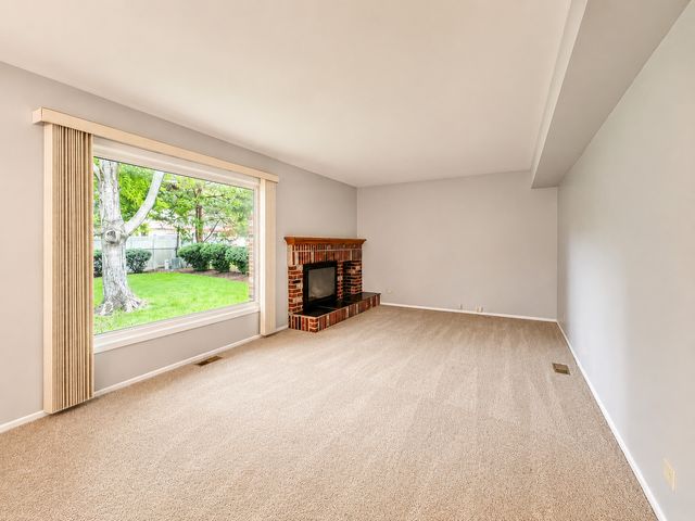 209 Briarheath Lane, Naperville, IL 60565