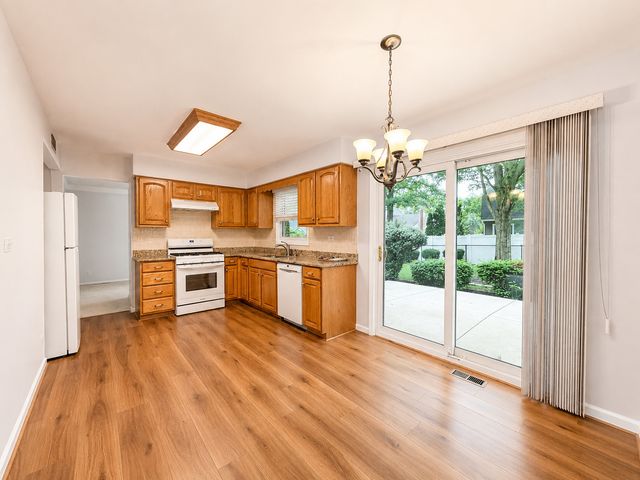 209 Briarheath Lane, Naperville, IL 60565
