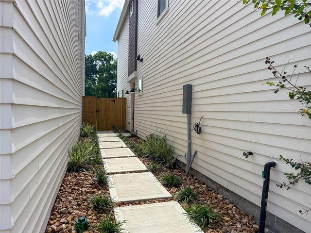 879 Rachel Street B, Houston, TX 77091