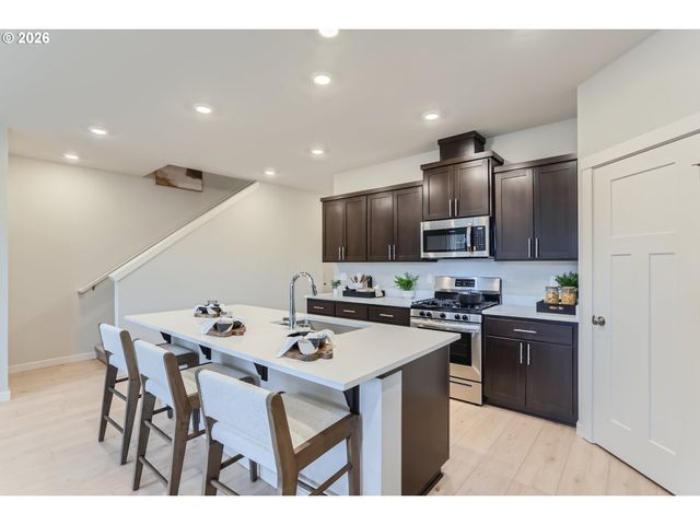 8885 Sw MOHEGAN Ln, Tualatin, OR 97062