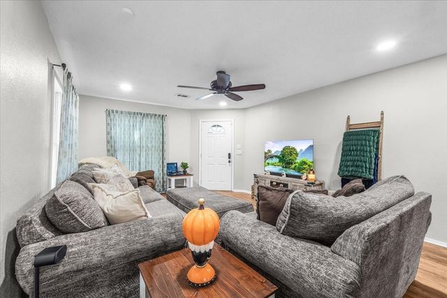1309 N Elm Street, Weatherford, TX 76086