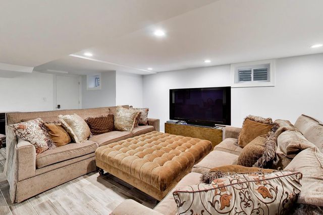 3320 KRENN Avenue, Highland Park, IL 60035