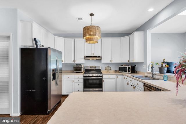 2 STONEHEDGE DR, Hightstown, NJ 08520