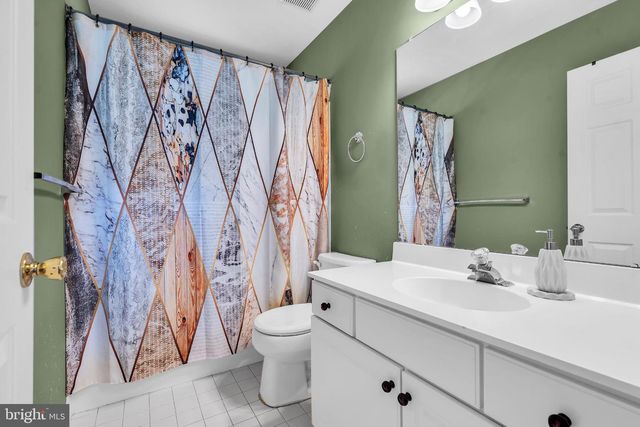 2 STONEHEDGE DR, Hightstown, NJ 08520
