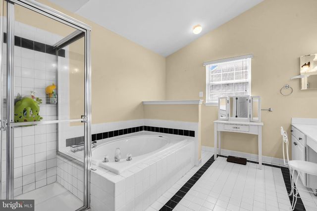 2 STONEHEDGE DR, Hightstown, NJ 08520