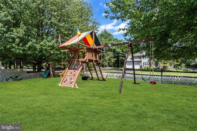 2 STONEHEDGE DR, Hightstown, NJ 08520