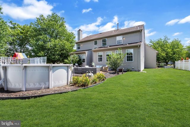 2 STONEHEDGE DR, Hightstown, NJ 08520