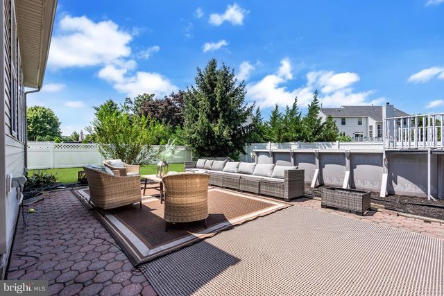 2 STONEHEDGE DR, Hightstown, NJ 08520