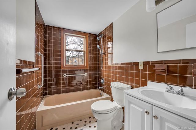 29 Glen Cove Drive, Glen Head, NY 11545