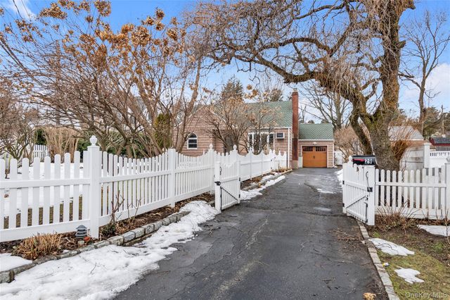 29 Glen Cove Drive, Glen Head, NY 11545