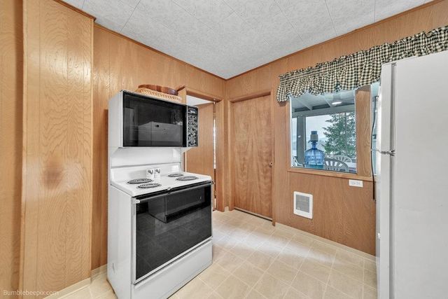 12222 N West Newman Lake Dr, Newman Lake, WA 99025