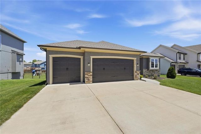 25136 W 148th Terrace, Olathe, KS 66061