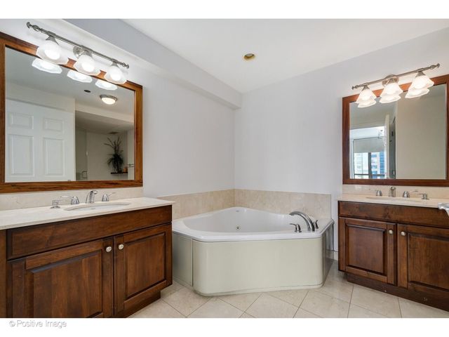 21 E Huron Street 3204, Chicago, IL 60611