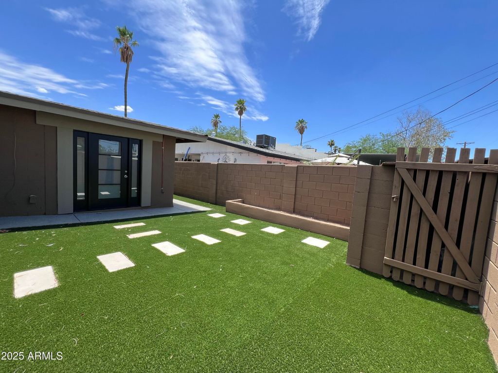 4142 E MORELAND Street 2, Phoenix, AZ 85008