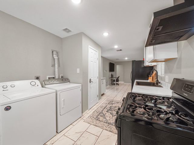 1337 Conrad Sauer Drive, Houston, TX 77043