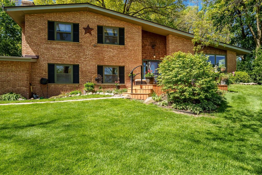 12451 Chuckanut Drive, Roscoe, IL 61073
